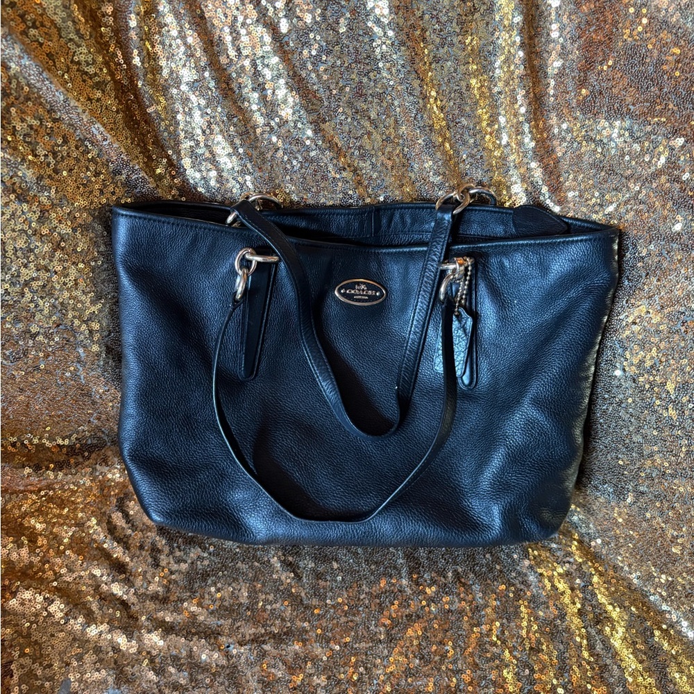 Coach Black Shoulder Bag Sleek Design